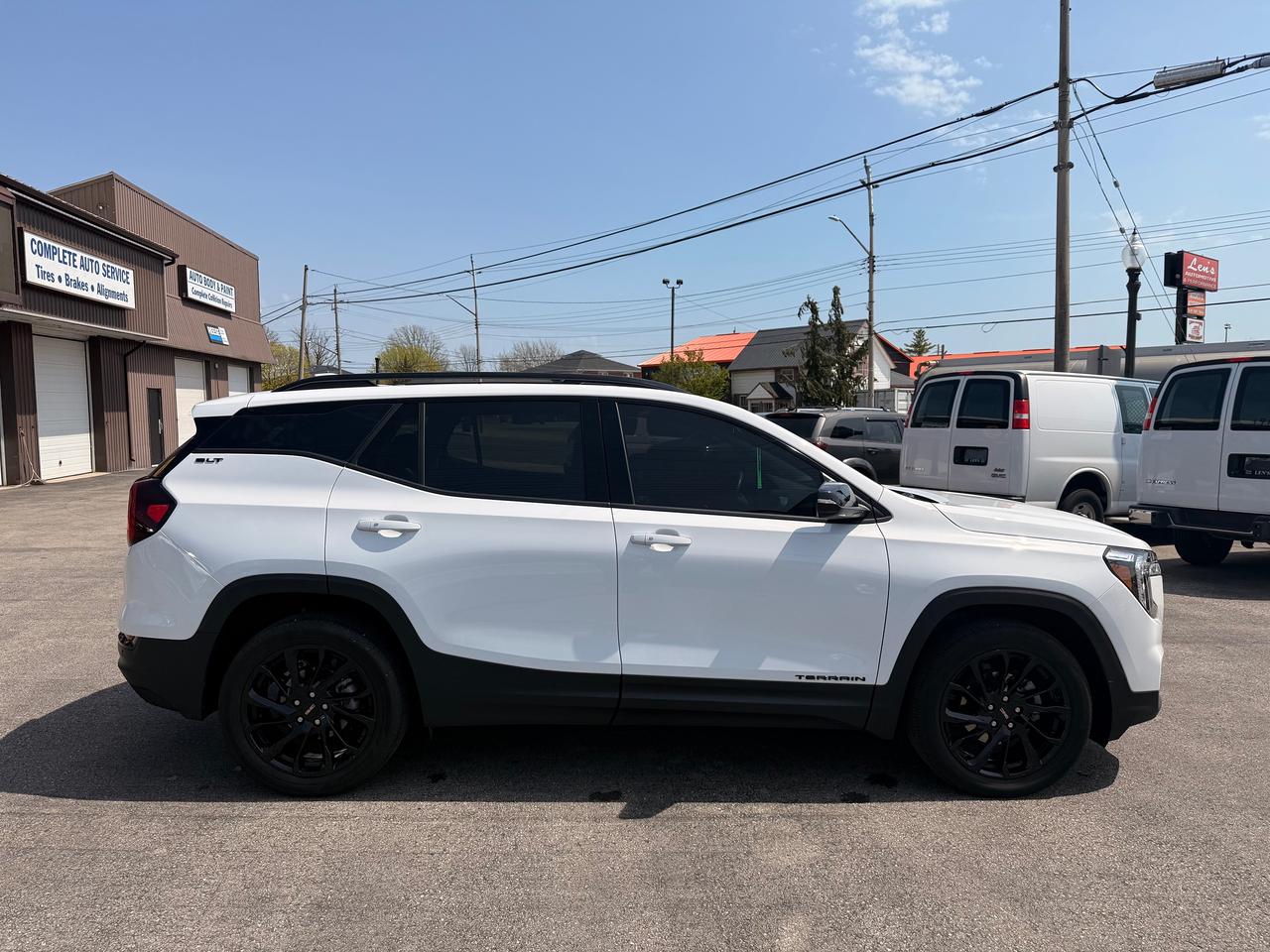 2024 GMC Terrain SLT Photo2