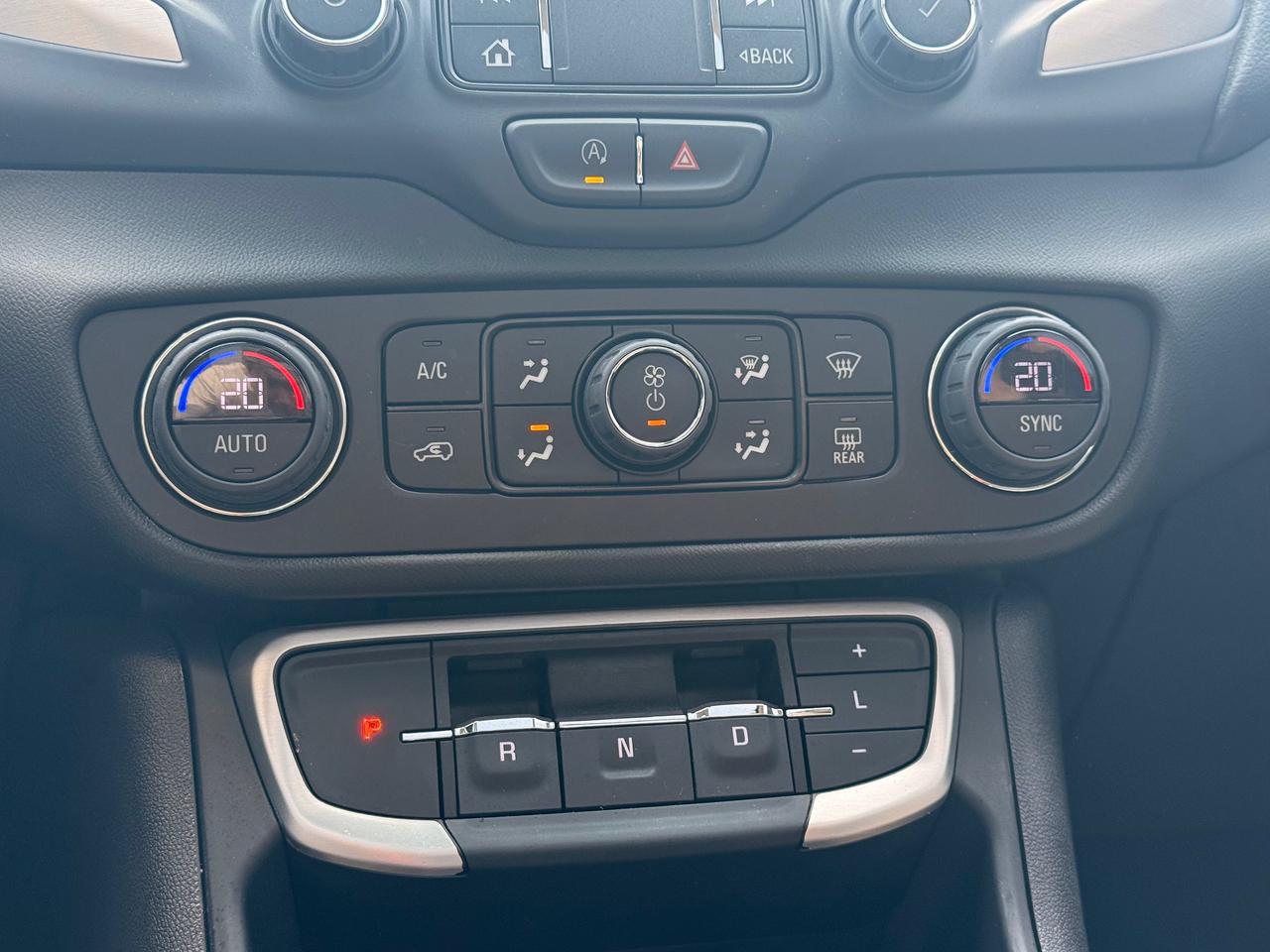 2024 GMC Terrain SLT Photo