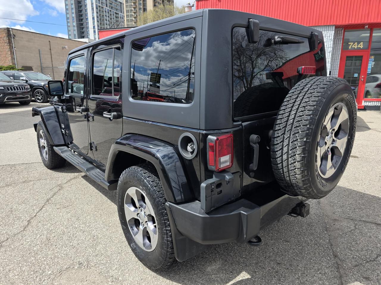 2016 Jeep Wrangler Unlimited Sahara Photo3