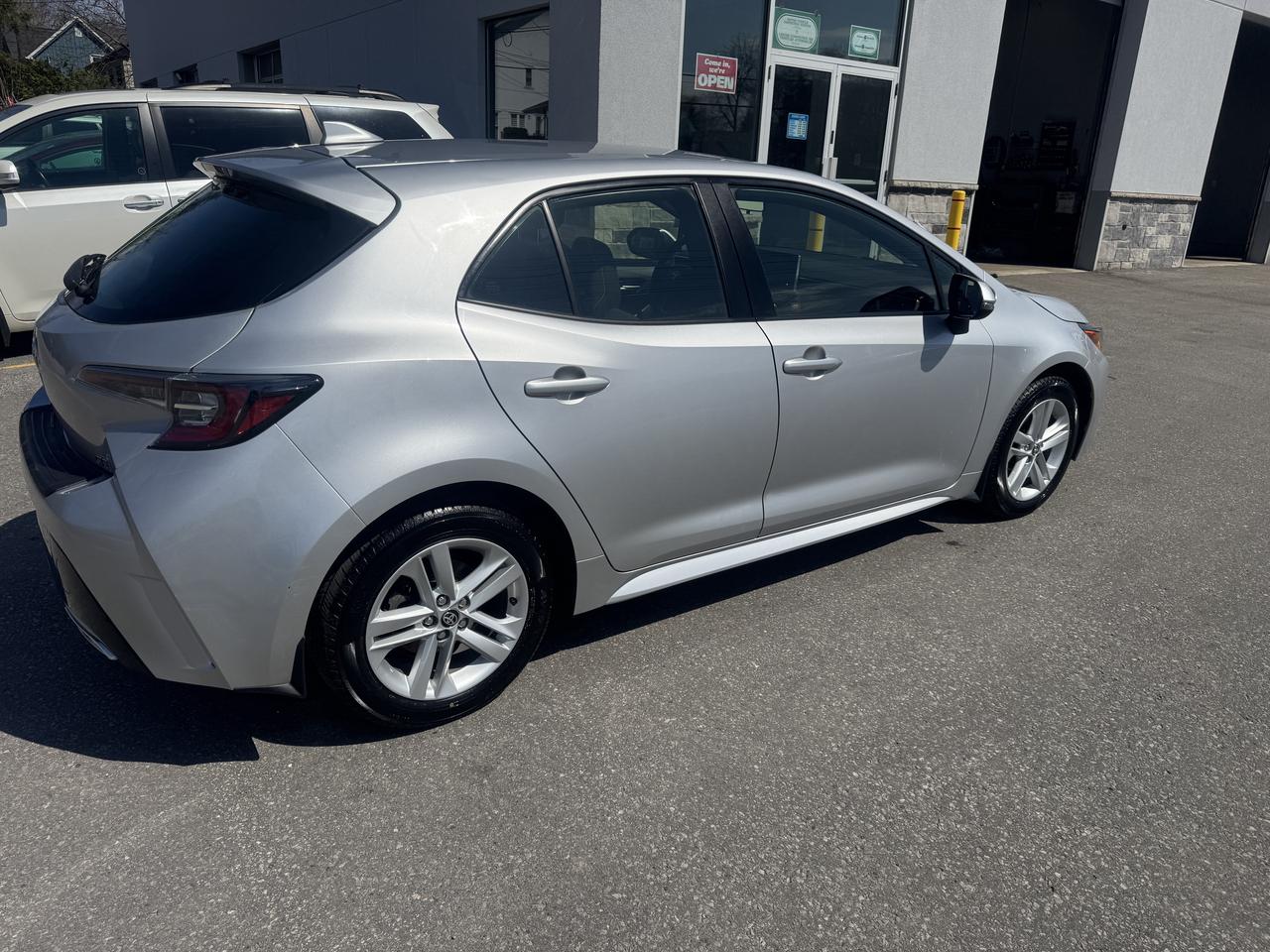 2020 Toyota Corolla Hatchback LE Photo