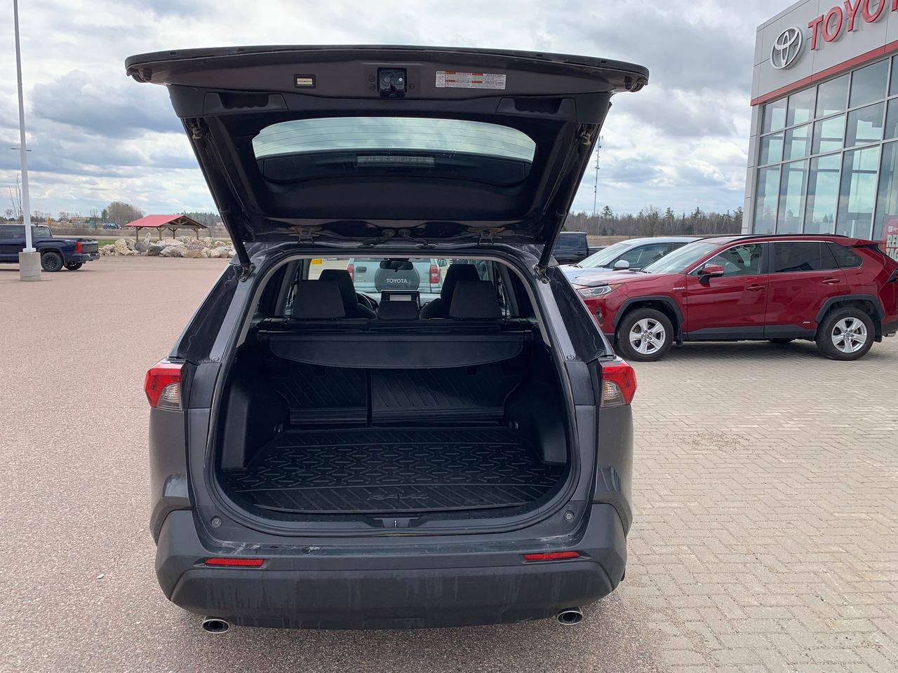 2020 Toyota RAV4 XLE Photo4