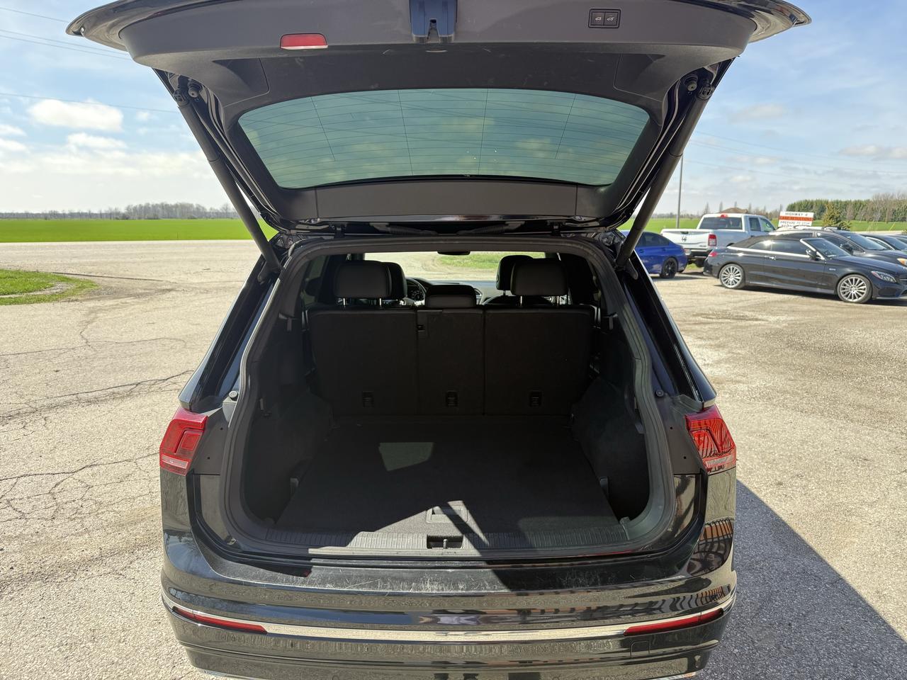 2018 Volkswagen Tiguan Highline | Navigation | Backup Camera | Sunroof Photo4