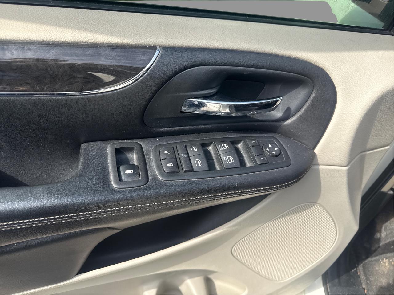 2012 Chrysler Town & Country TOURING Photo