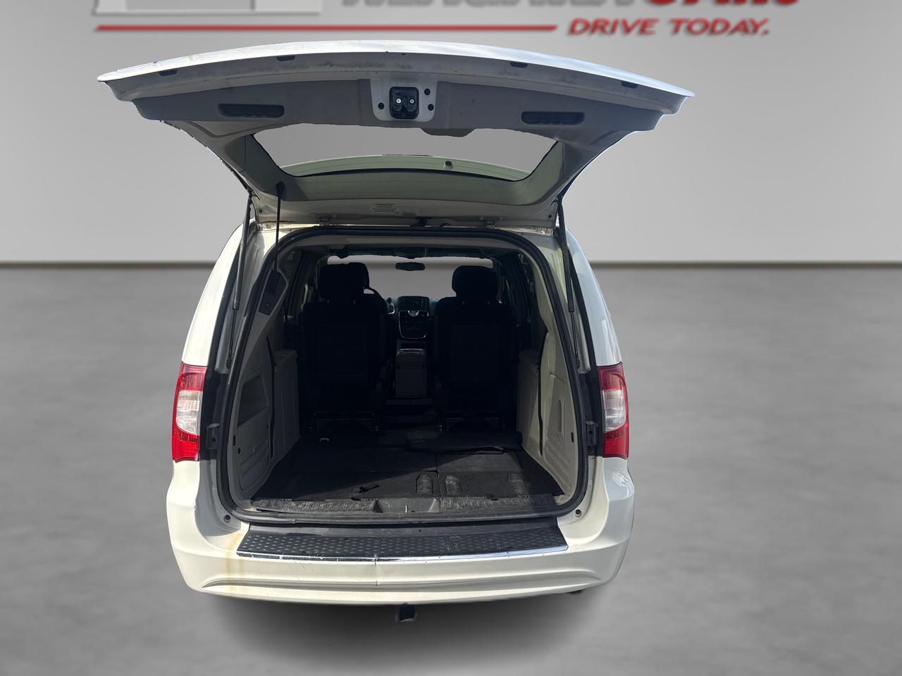 2012 Chrysler Town & Country TOURING Photo