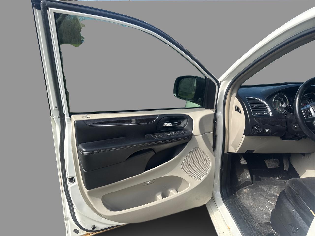 2012 Chrysler Town & Country TOURING Photo