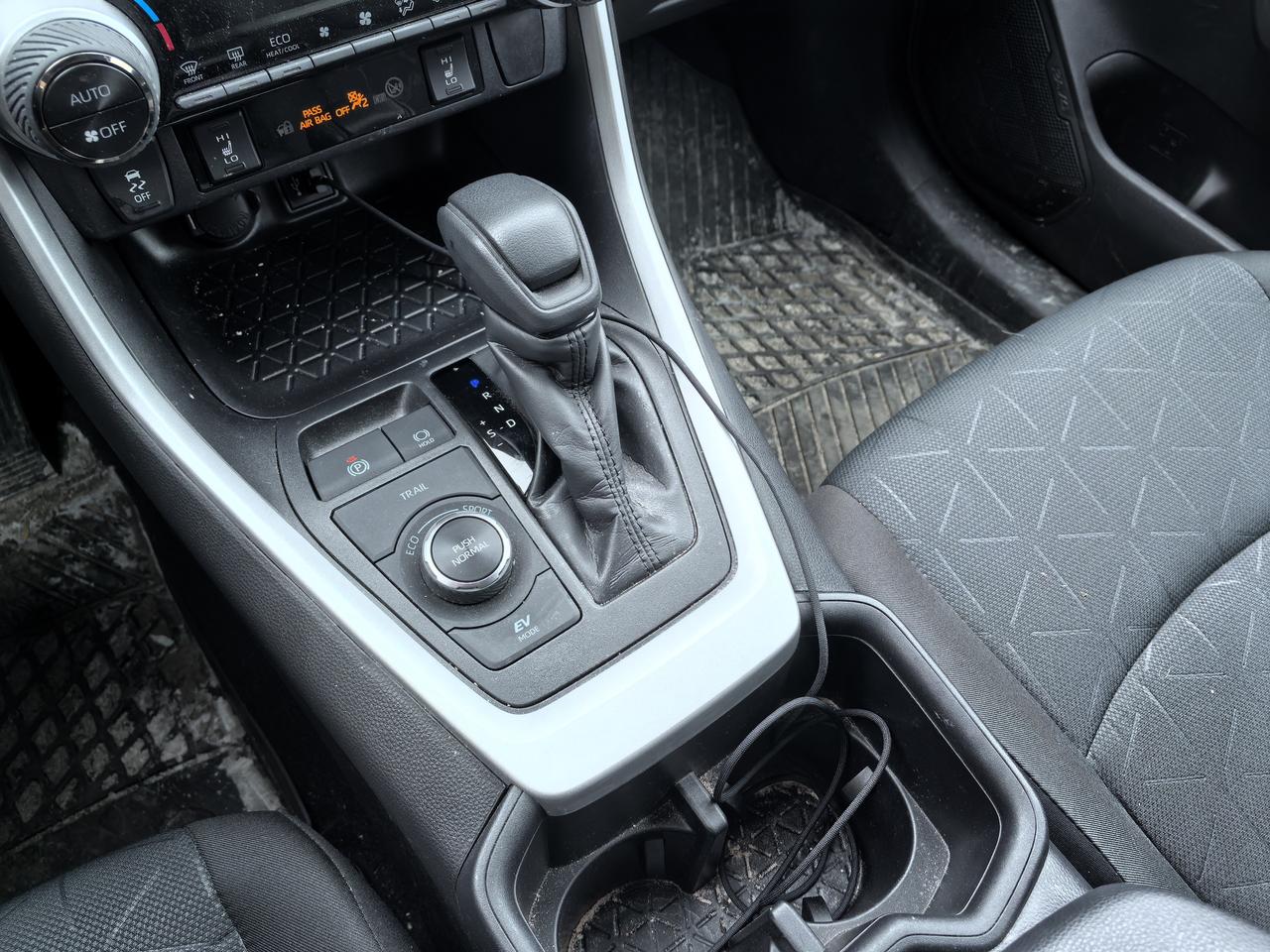 2025 Toyota RAV4 XLE Photo