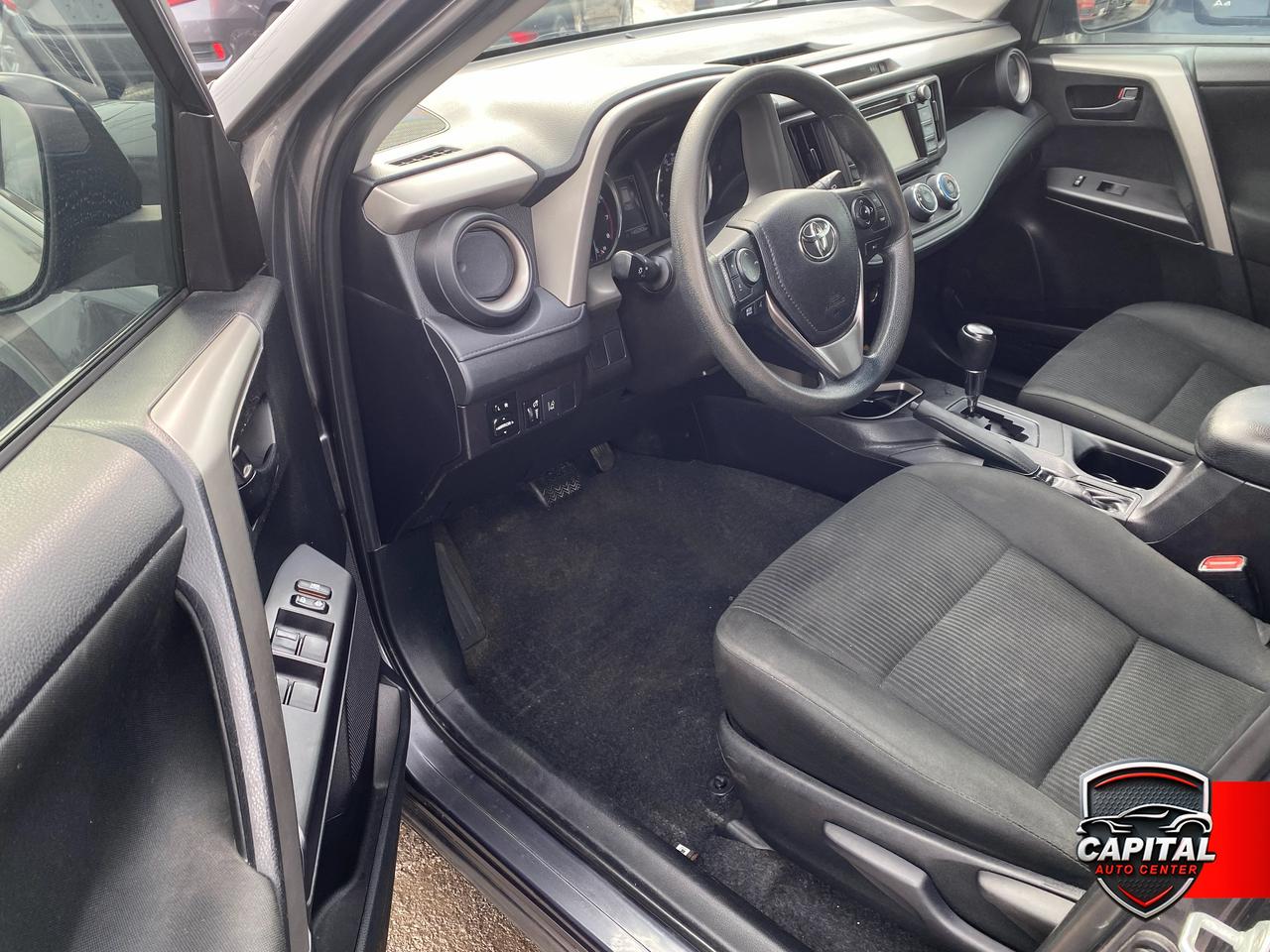 2018 Toyota RAV4 LE Photo4