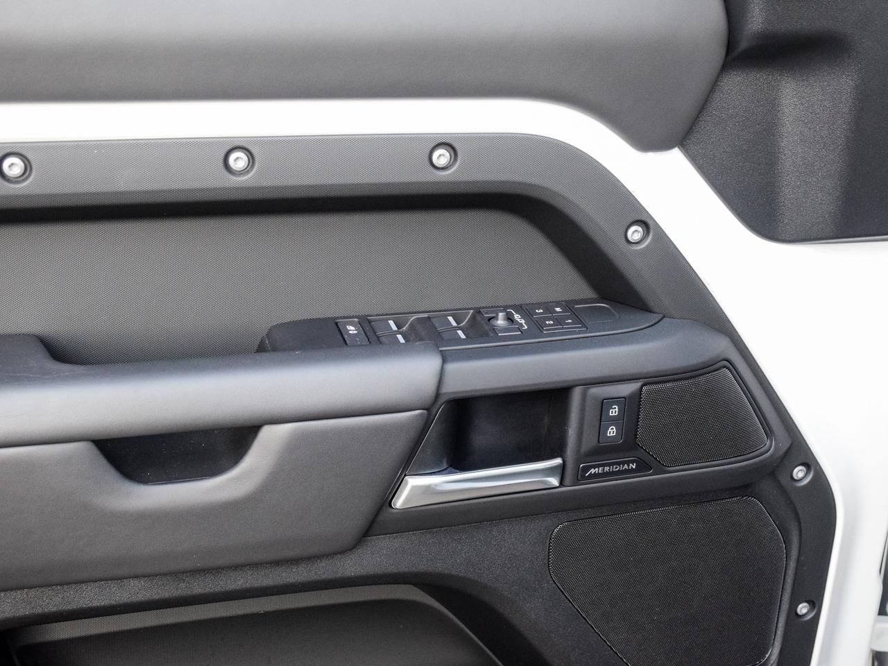 2025 Land Rover Defender S Photo