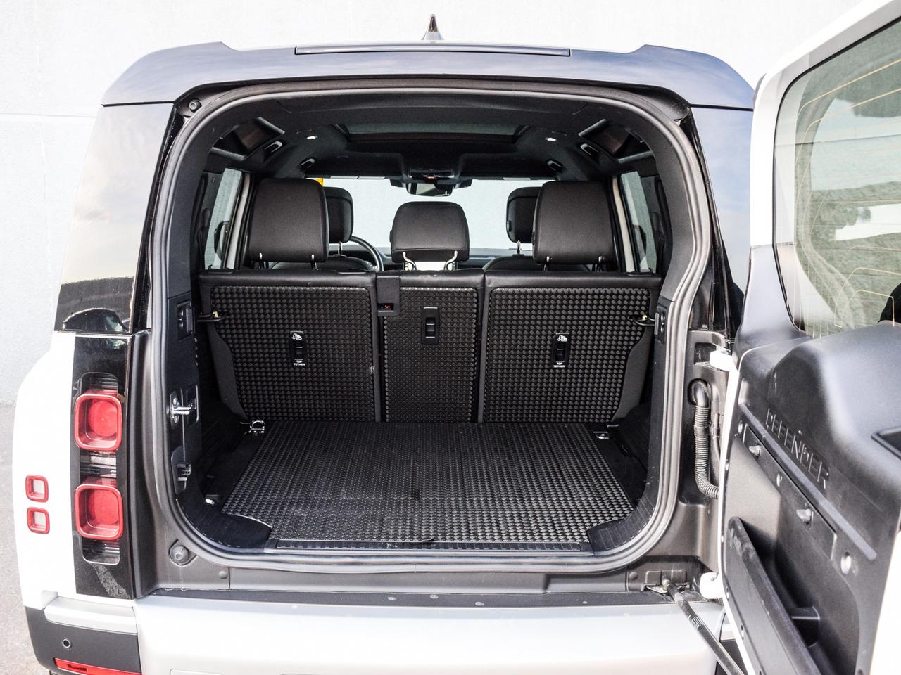 2025 Land Rover Defender S Photo