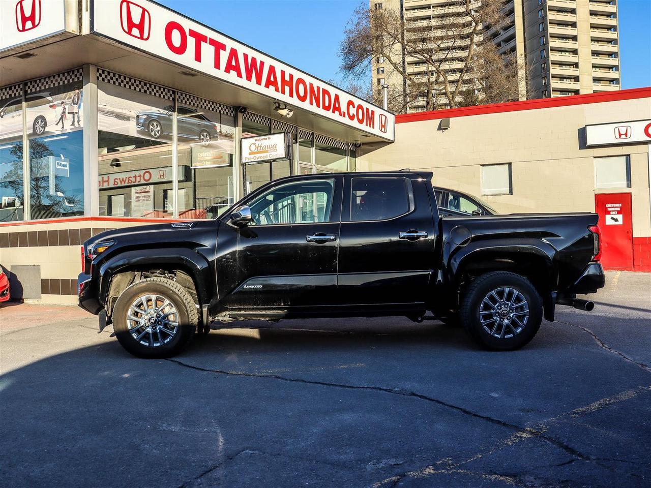2025 Toyota Tacoma HYBRID SB DOUBLE CAB LIMITED Photo4