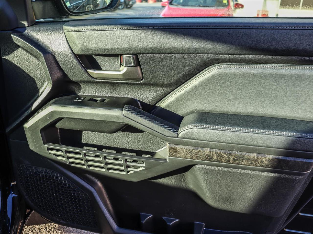 2025 Toyota Tacoma HYBRID SB DOUBLE CAB LIMITED Photo