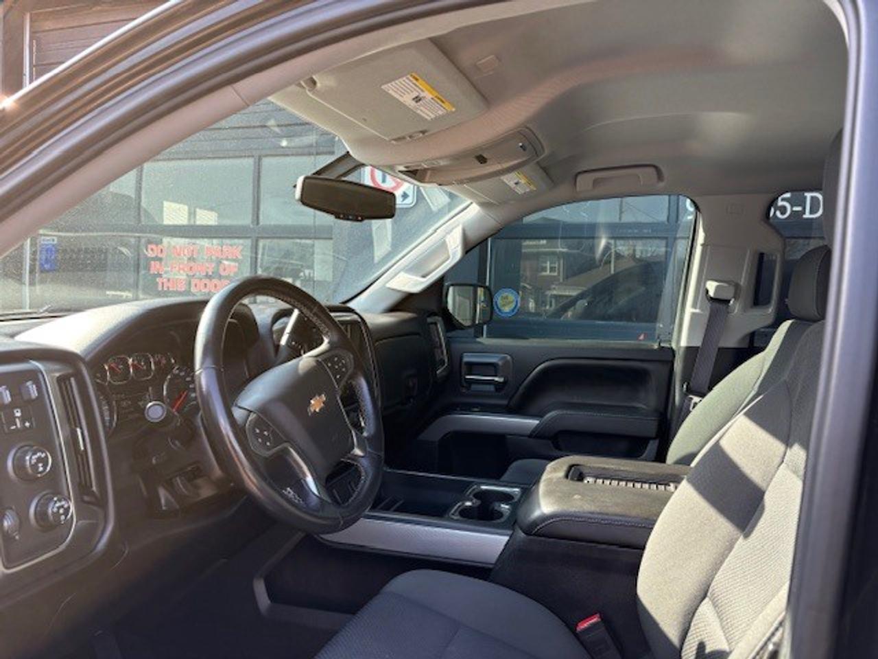 2017 Chevrolet Silverado 1500 4WD Crew Cab w-2LT, TRUE NORTH EDITION, SHARP!! Photo2