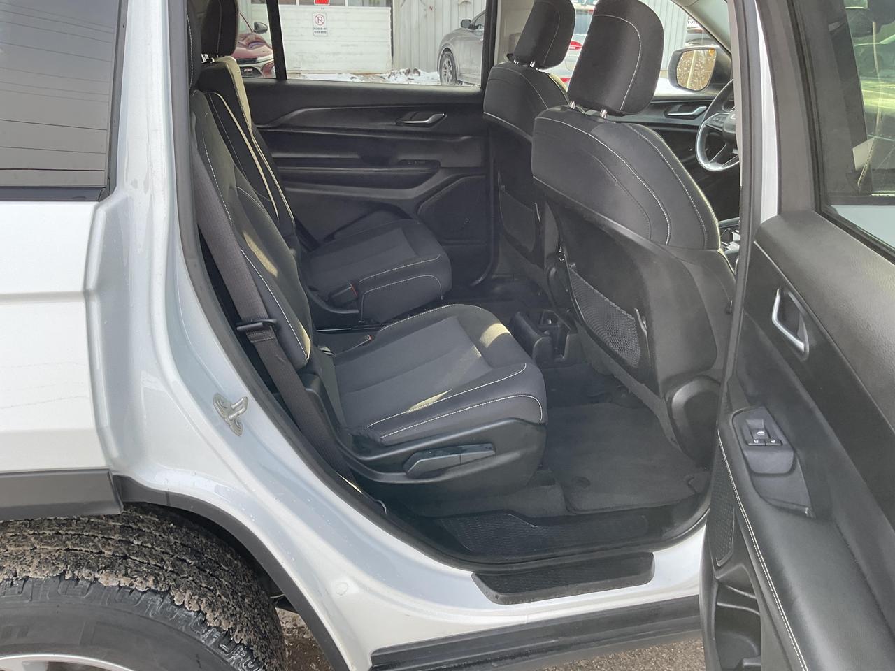 2023 Jeep Grand Cherokee L Laredo 4dr 4x4 Photo