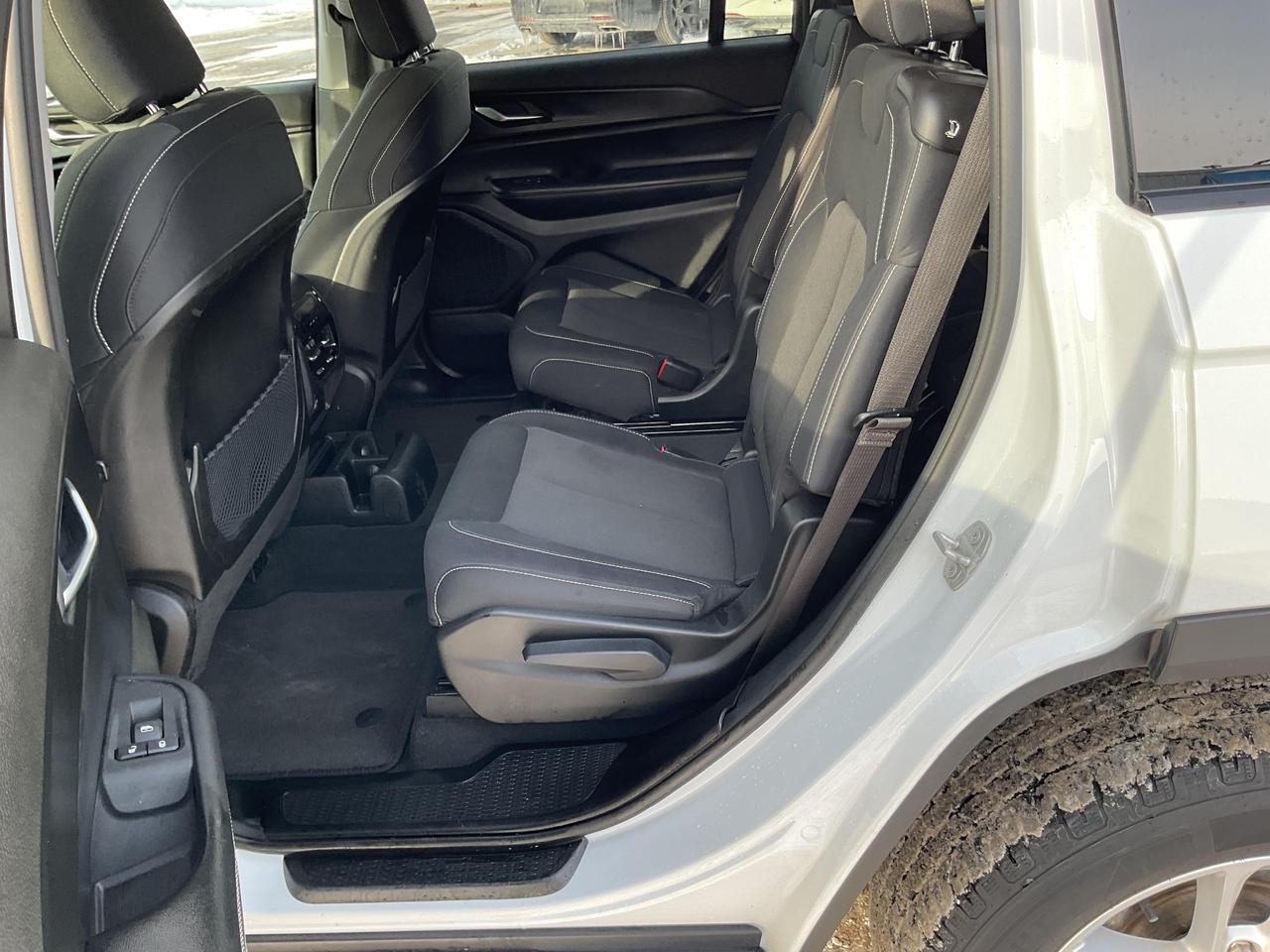 2023 Jeep Grand Cherokee L Laredo 4dr 4x4 Photo