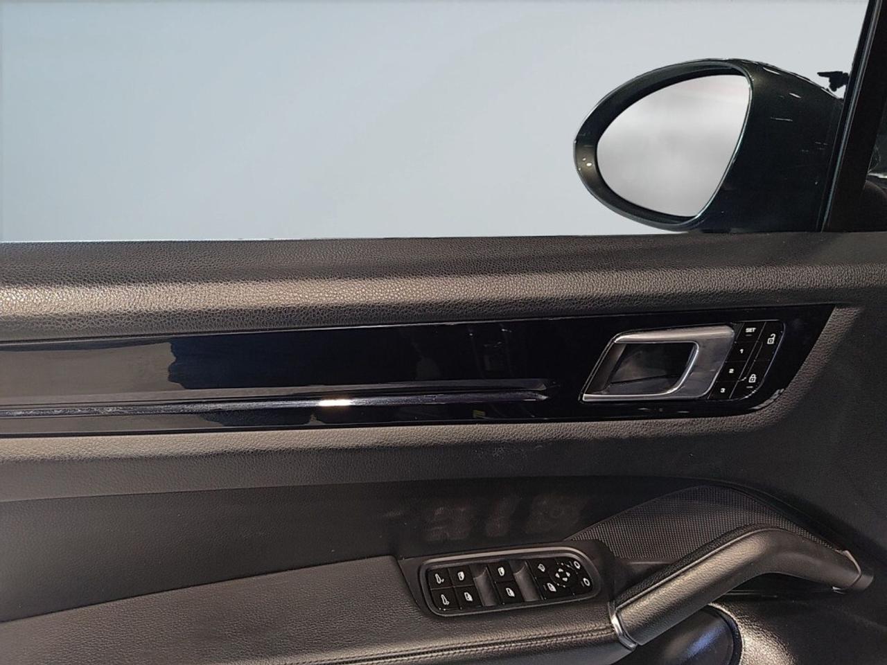 2019 Porsche Cayenne Premium Spec Cayenne AWD   Panoramic Roof   Black Photo