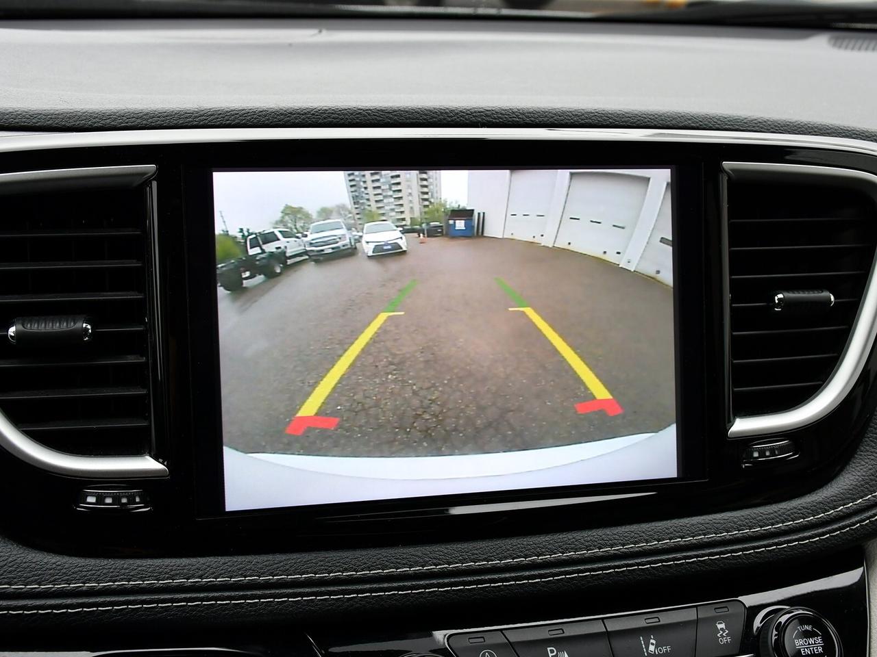 2023 Chrysler Pacifica Touring-L Photo