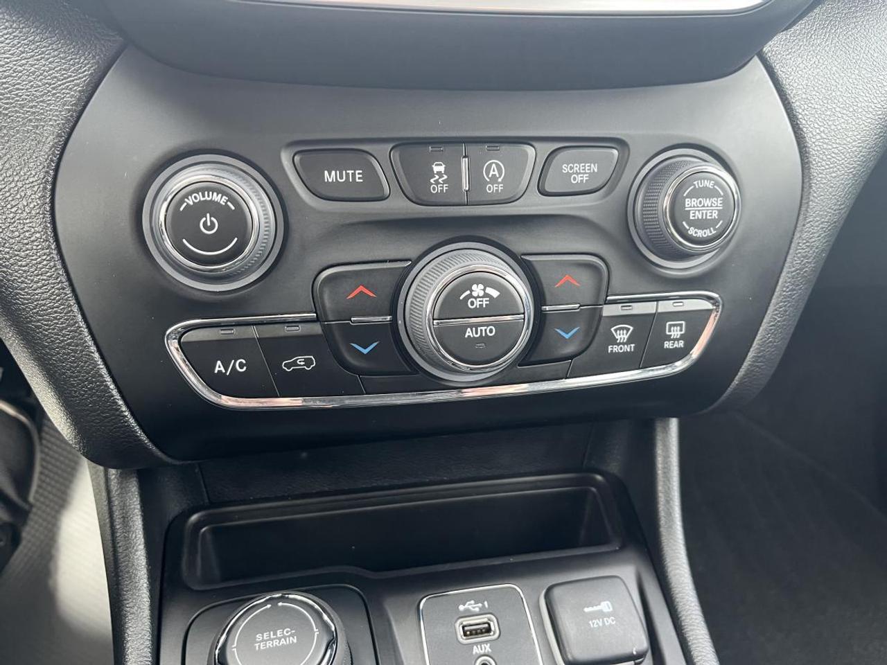 2023 Jeep Cherokee Altitude 4x4 Photo