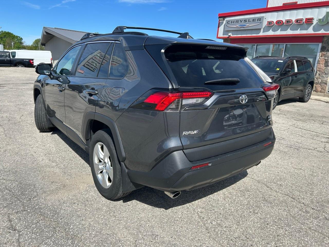 2021 Toyota RAV4 XLE AWD Photo2