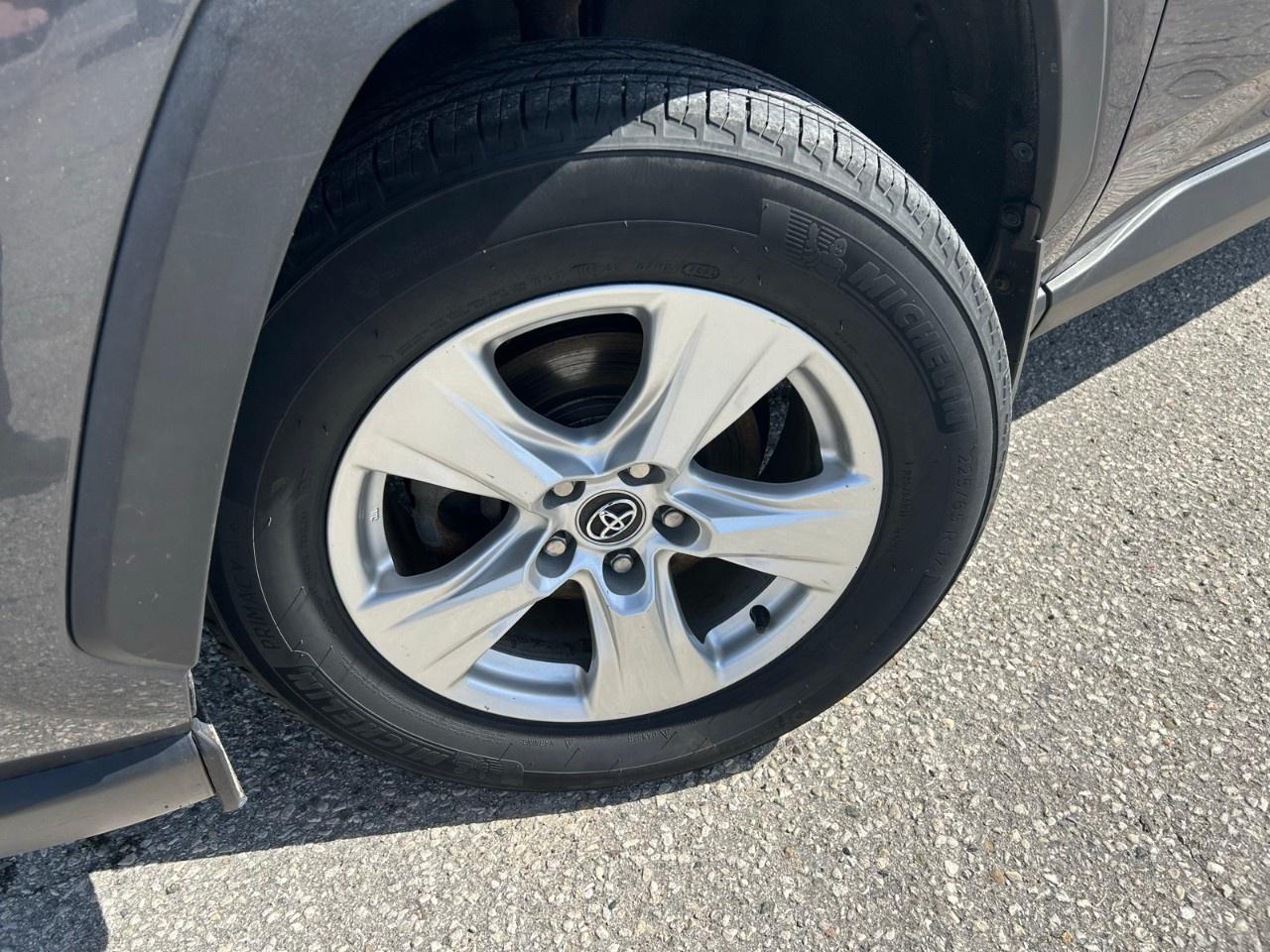 2021 Toyota RAV4 XLE AWD Photo