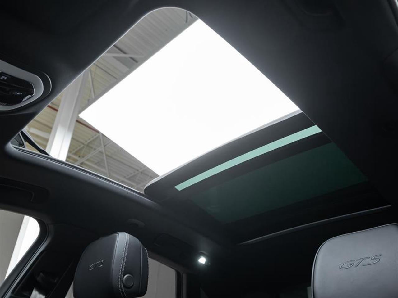 2026 Porsche Macan  Photo