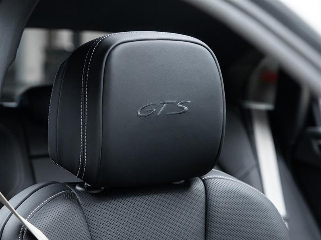 2026 Porsche Macan  Photo