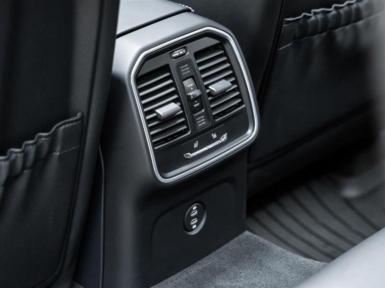 2026 Porsche Macan  Photo