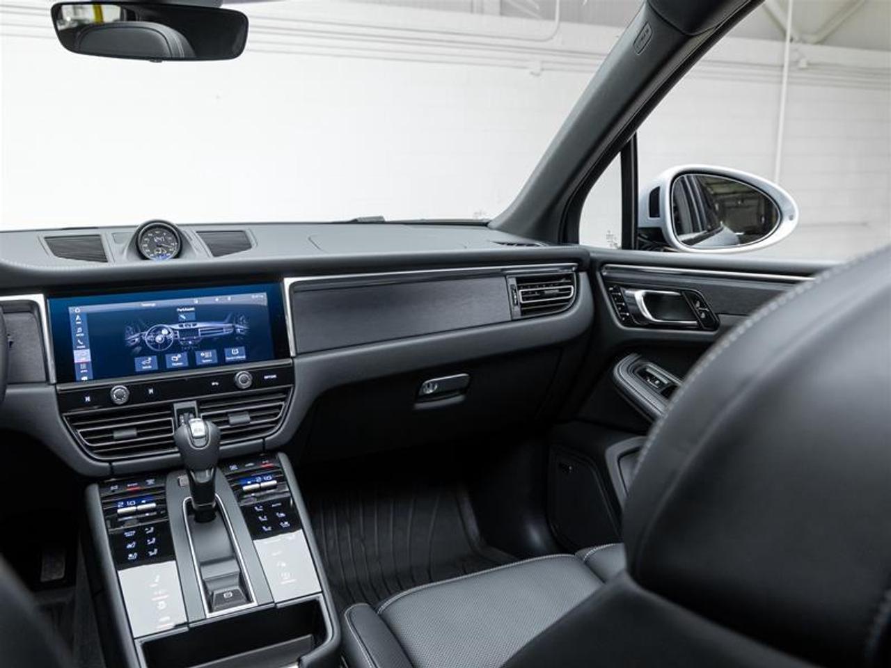 2026 Porsche Macan  Photo