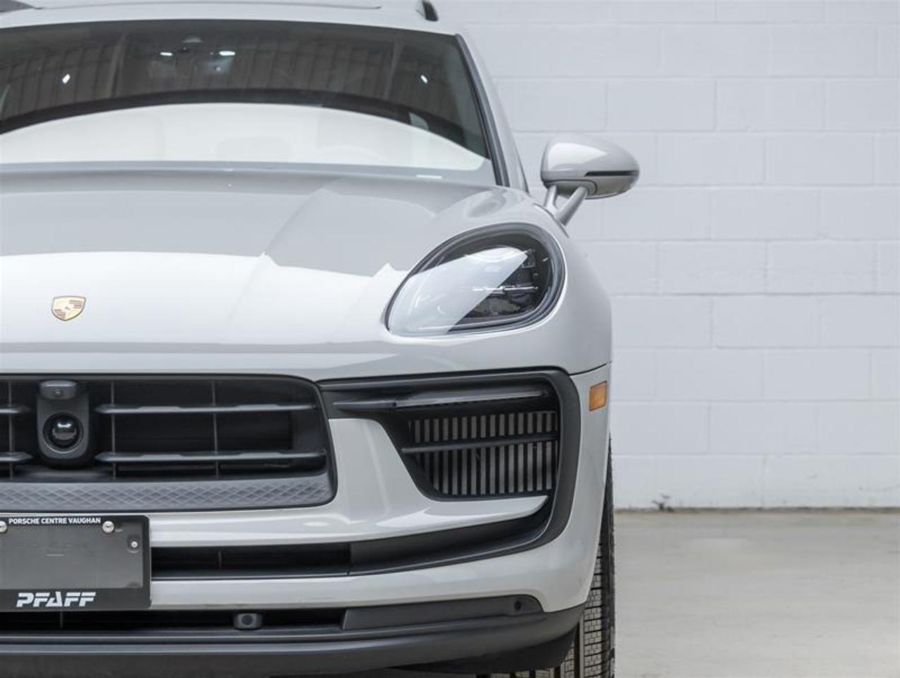 2026 Porsche Macan  Photo3