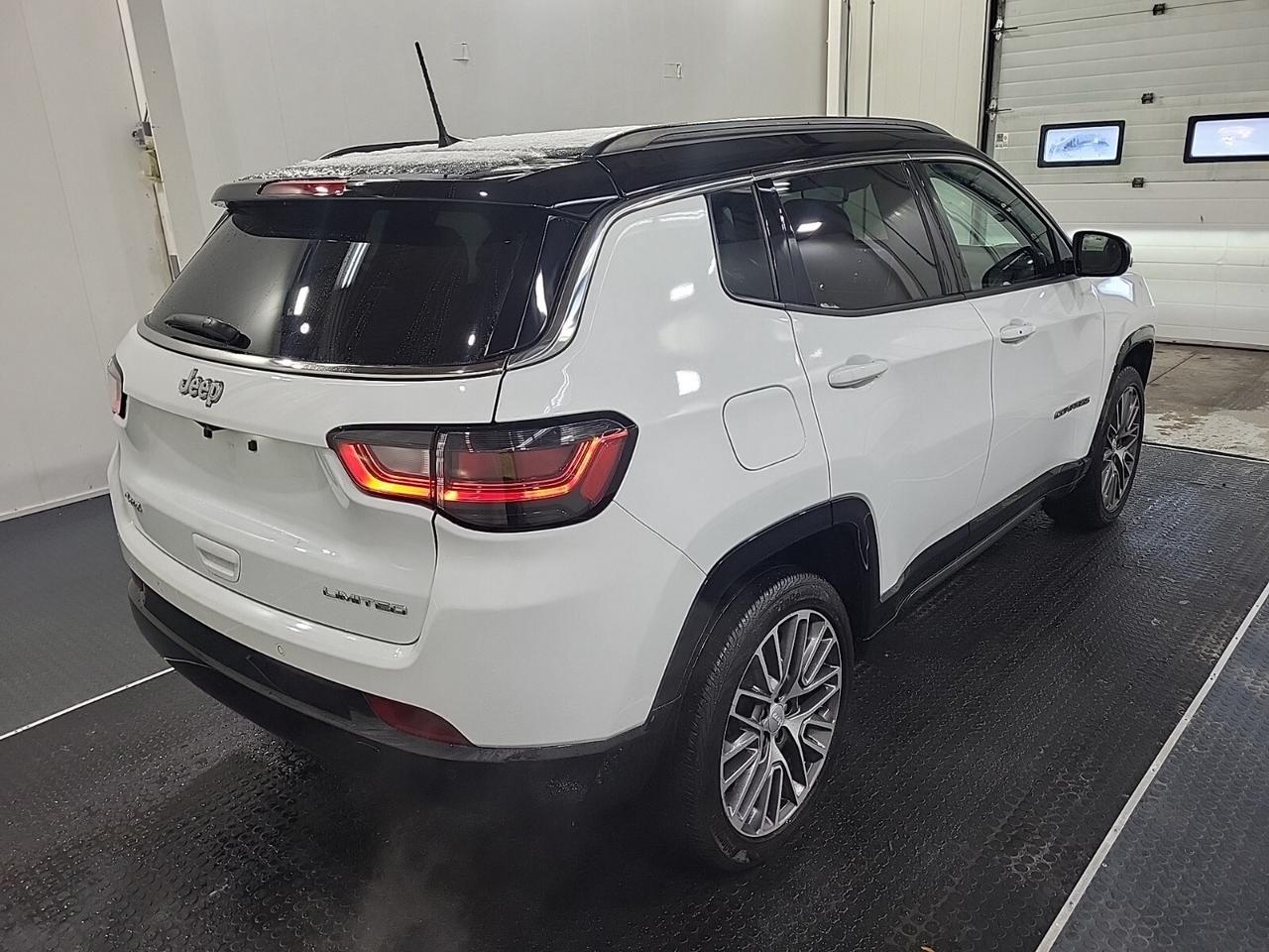 2024 Jeep Compass Limited   ELITE EXTERIOR GROUP   PANO ROOF   ALPIN Photo