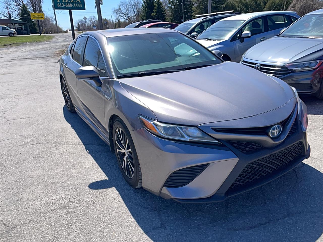 2019 Toyota Camry HYBRID SE Photo