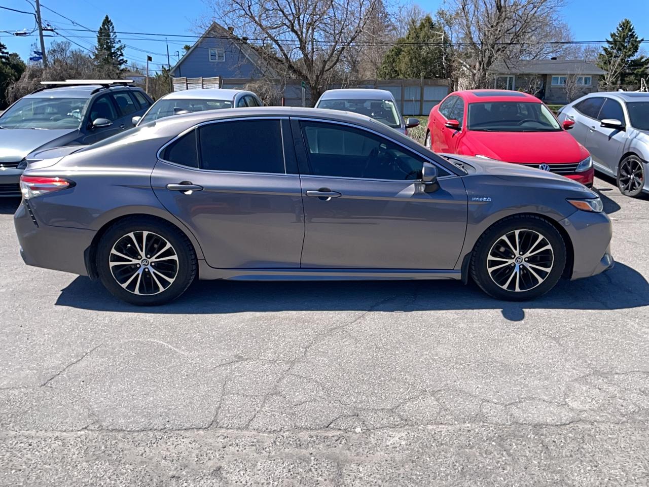 2019 Toyota Camry HYBRID SE Photo2