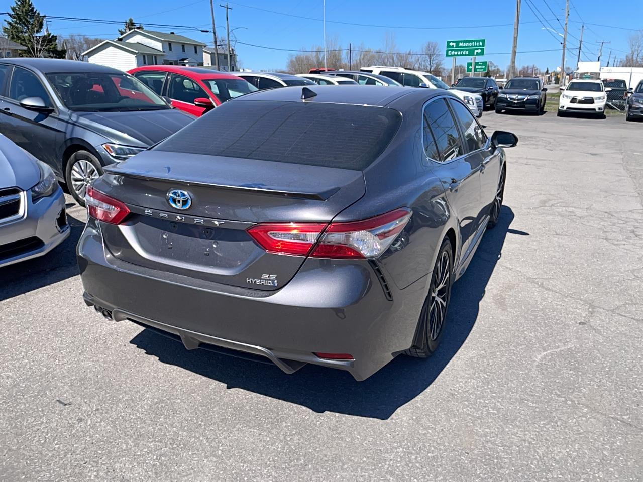 2019 Toyota Camry HYBRID SE Photo
