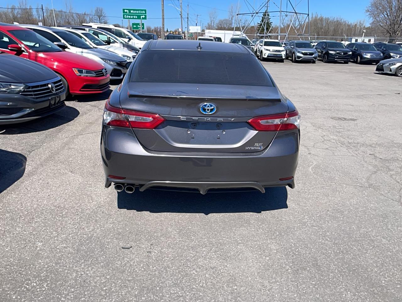 2019 Toyota Camry HYBRID SE Photo