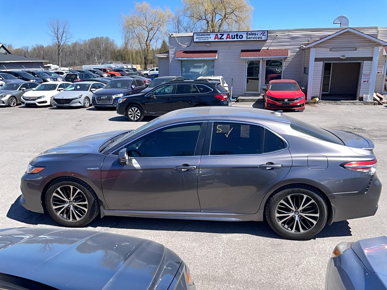 2019 Toyota Camry HYBRID SE Photo