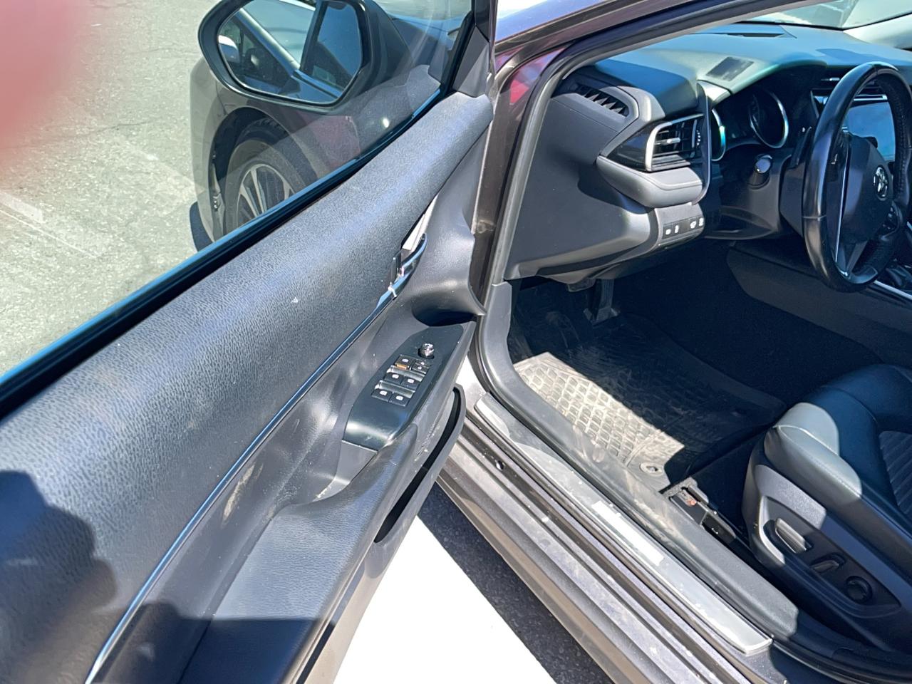 2019 Toyota Camry HYBRID SE Photo