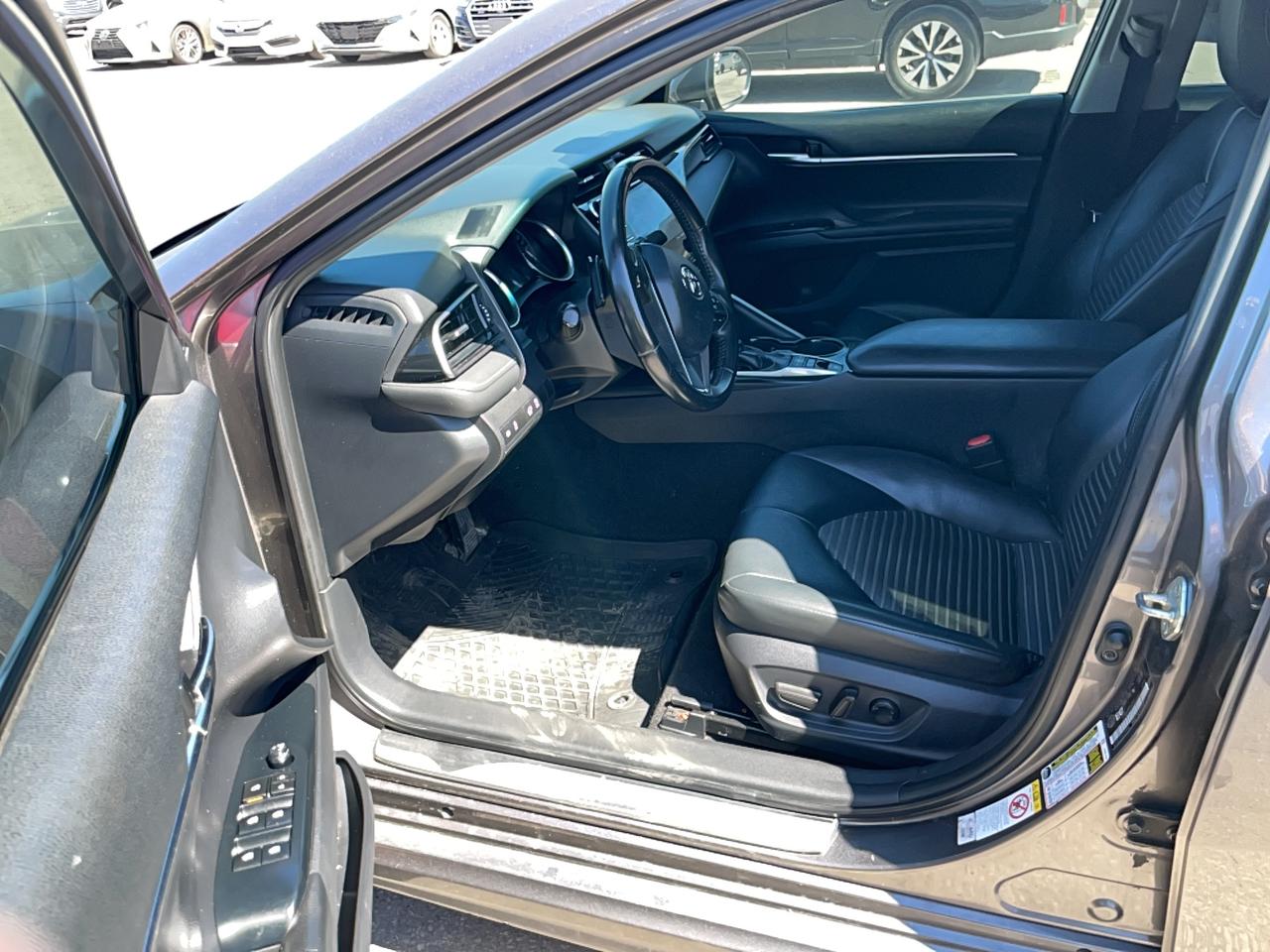 2019 Toyota Camry HYBRID SE Photo