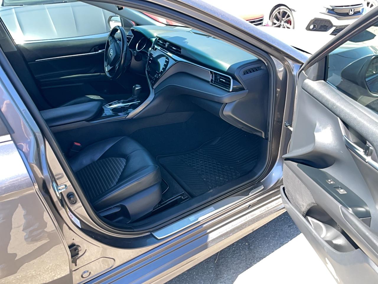 2019 Toyota Camry HYBRID SE Photo