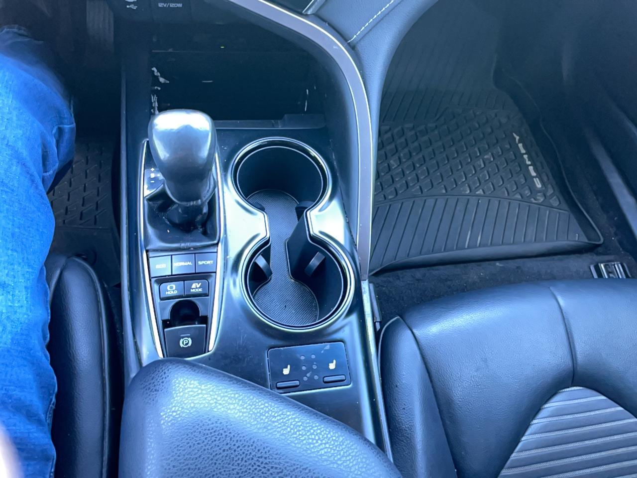 2019 Toyota Camry HYBRID SE Photo