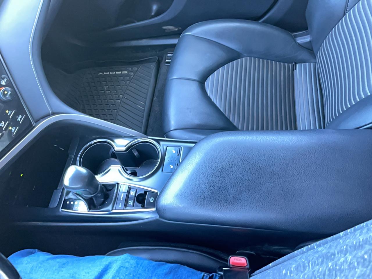 2019 Toyota Camry HYBRID SE Photo
