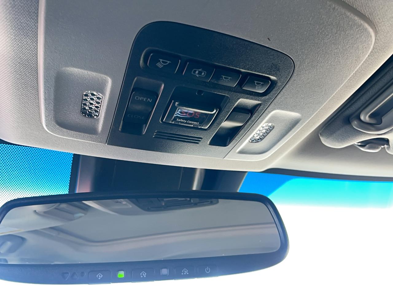 2019 Toyota Camry HYBRID SE Photo
