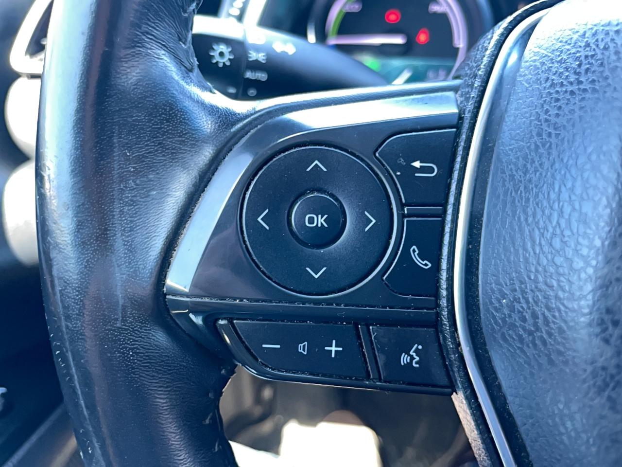 2019 Toyota Camry HYBRID SE Photo