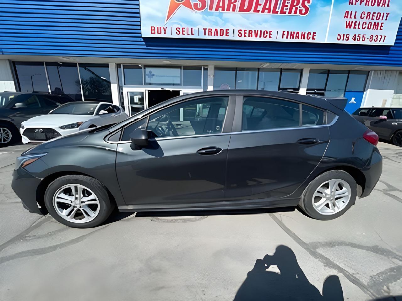 2018 Chevrolet Cruze HB LT 6 SPEED Photo3