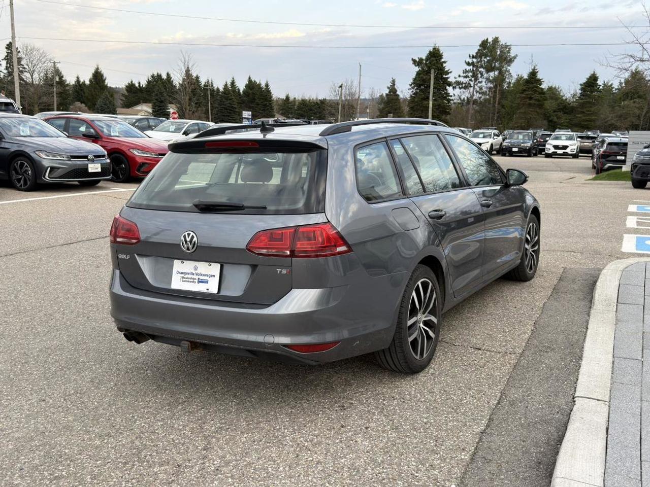 2017 Volkswagen Golf SportWagen  Photo2