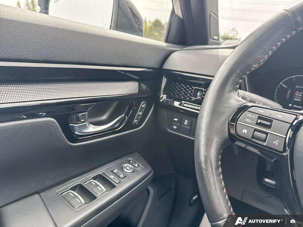 2023 Honda CR-V HYBRID. SUNROOF. ALL WEATHER MATS. CERTIFIED. Photo