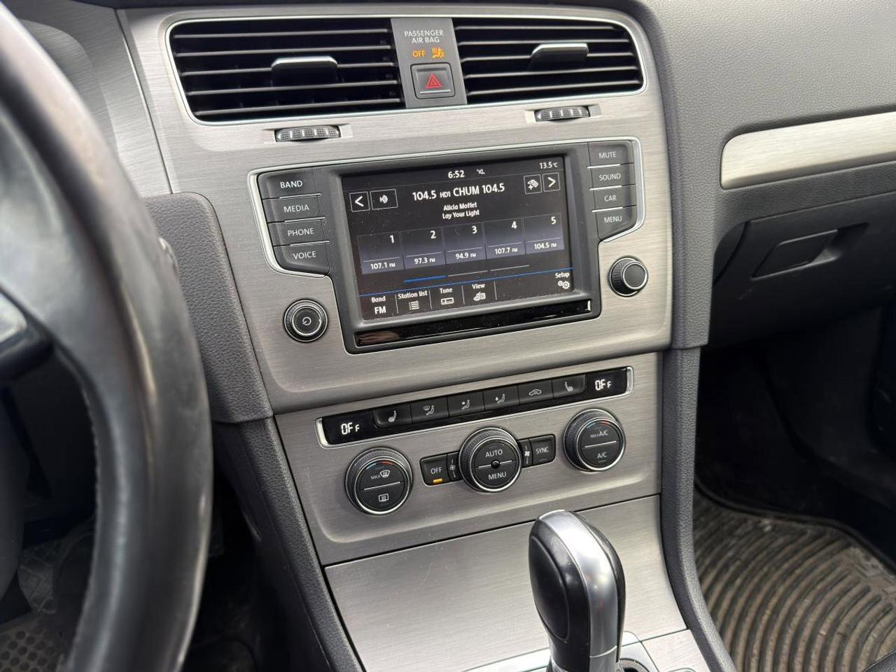 2017 Volkswagen Golf SportWagen  Photo
