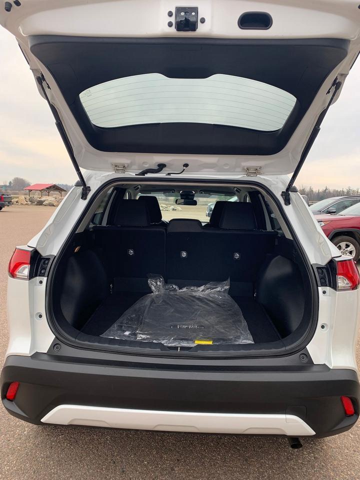 2022 Toyota Corolla Cross LE Photo