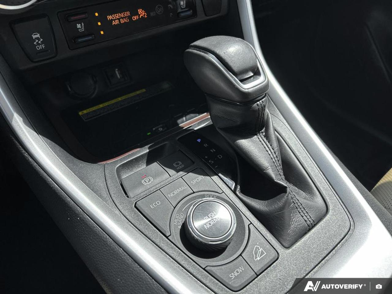 2019 Toyota RAV4 LIMITED / AWD / LEATHER / ROOF / NAV / JBL SOUND Photo