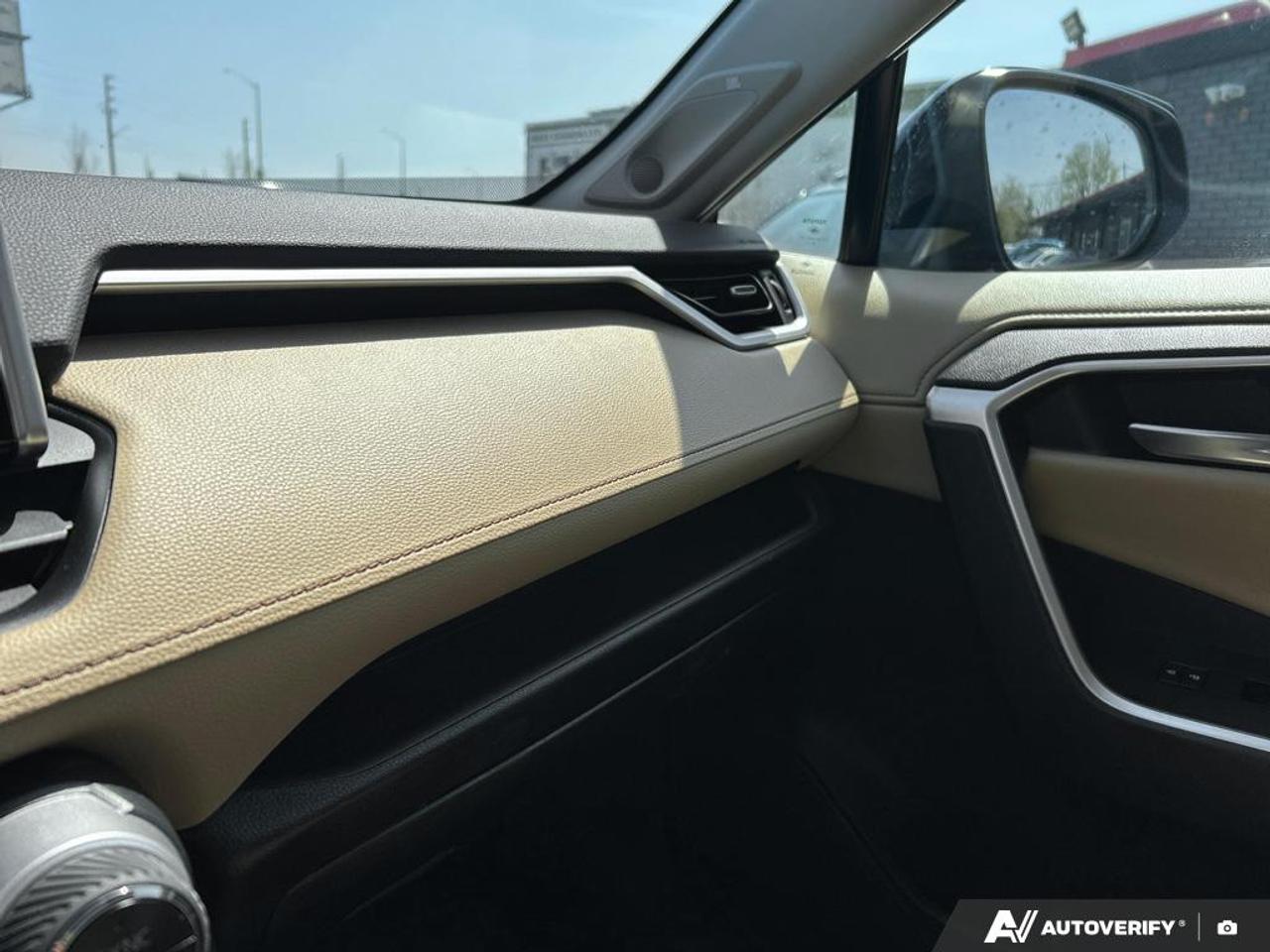 2019 Toyota RAV4 LIMITED / AWD / LEATHER / ROOF / NAV / JBL SOUND Photo