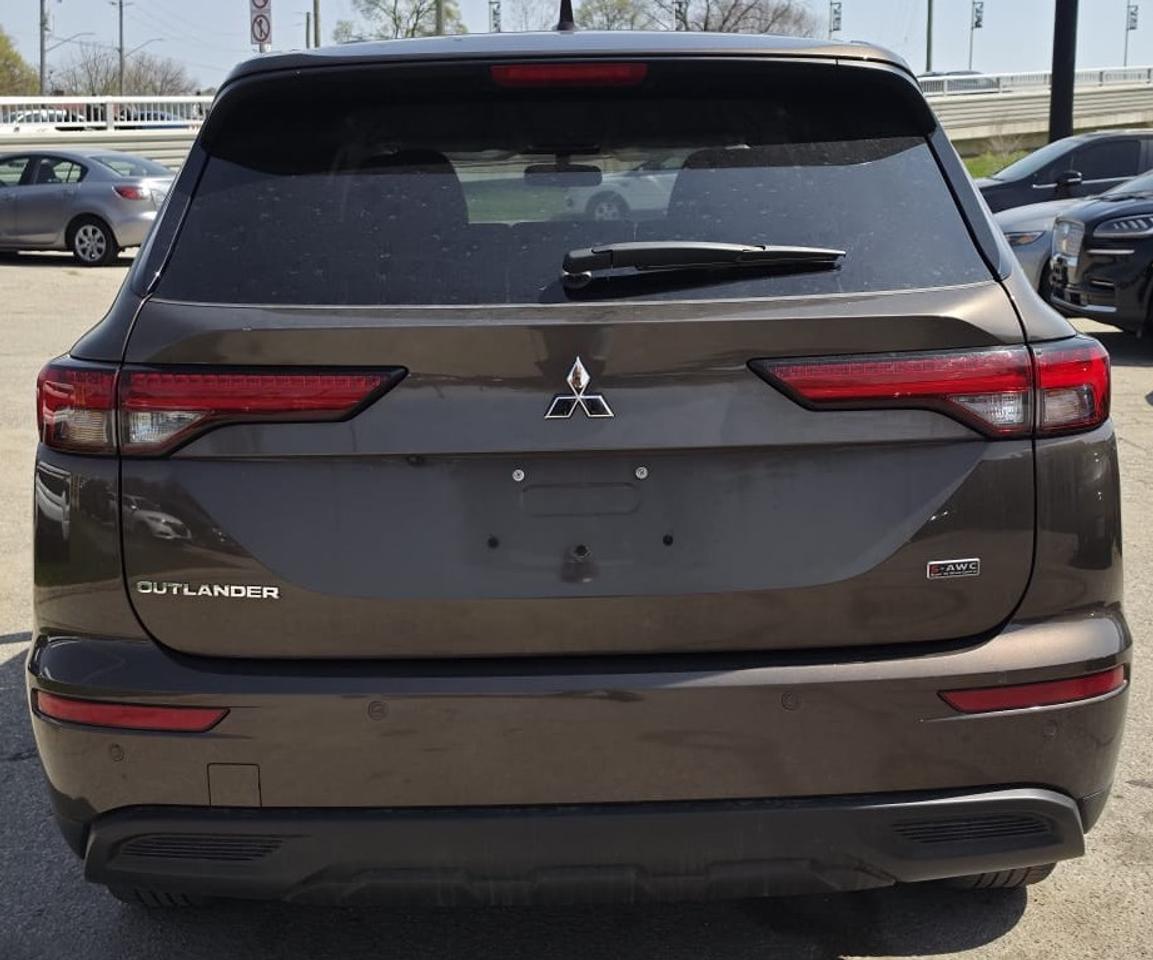 2024 Mitsubishi Outlander ES / NO ACCIDENTS / ONE OWNER / HTD SEATS / AWD Photo