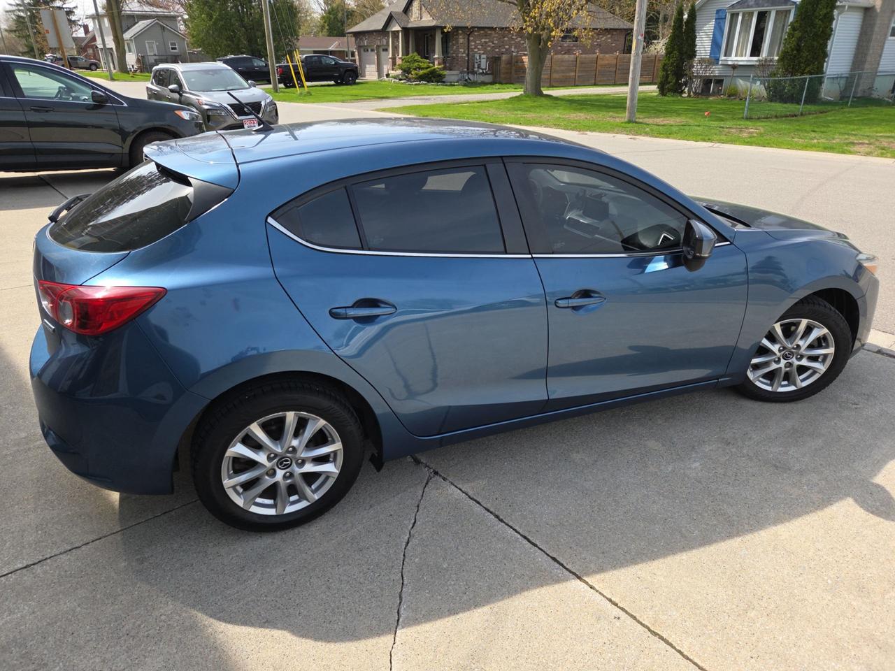 2018 Mazda MAZDA3 GS Photo3